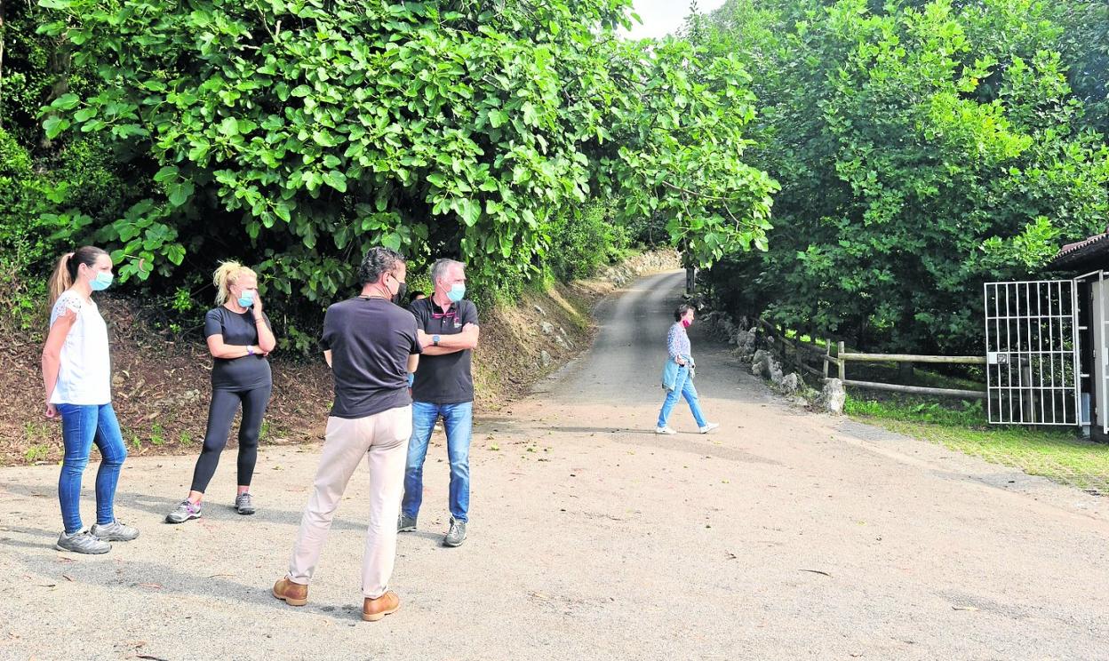 Miembros del equipo de gobierno, técnicos y visitantes de la cavidad, este mes, en los accesos a la cueva de El Pendo. 