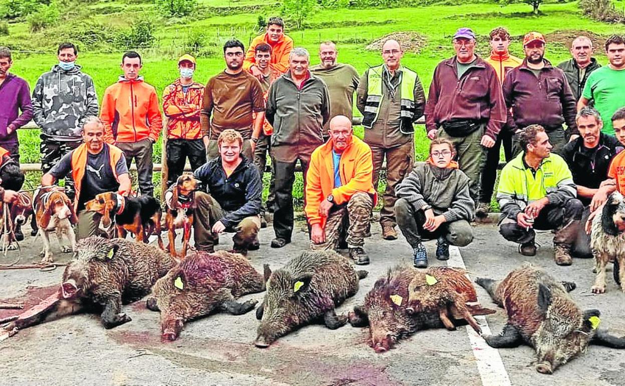 Integrantes de la cuadrilla 129, capitaneada por Óscar Pumariega, de San Roque de Riomiera, con los seis jabalíes que abatieron en Poda Cordancas. 