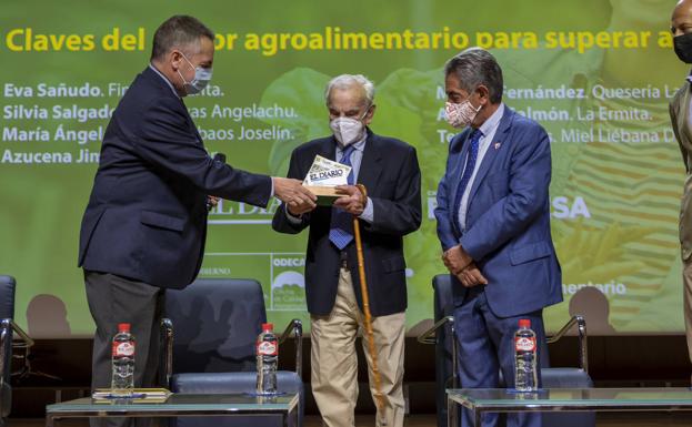 Íñigo Noriega (izd) entrega a Jesús Pérez del Río el galardón de El Diario Montañés, junto a Miguel Ángel Revilla. 