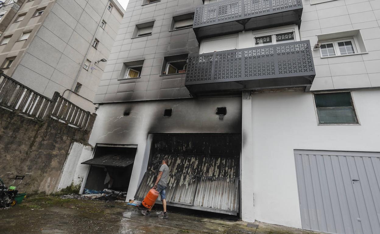 El garaje que ha prendido en llamas ha afectado también a la fachada del edificio.