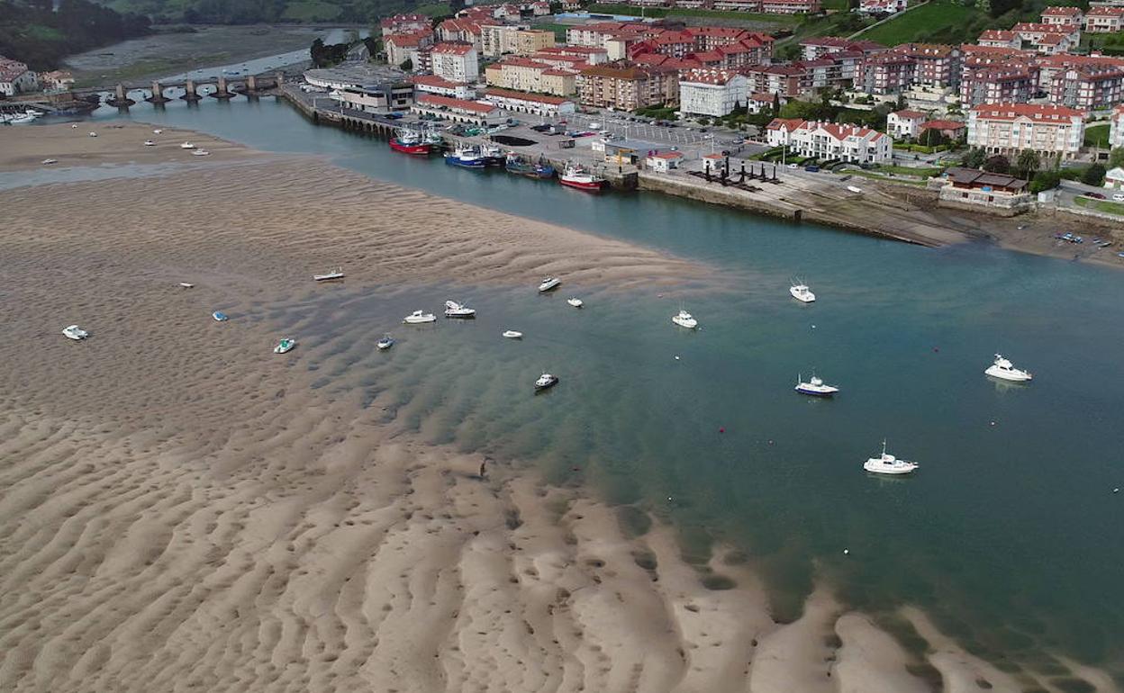 Vista aerea del puerto de San Vicente de la Barquera. Los marineros también han demandado un mayor dragado del puerto.