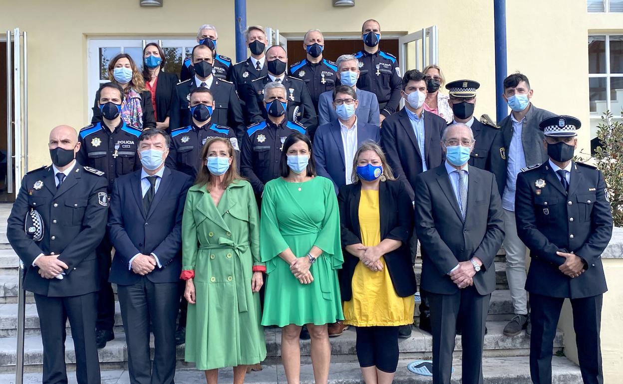 Foto de familia de los participantes en el evento.