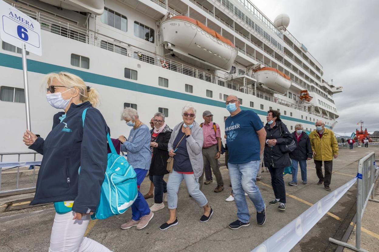 Turistas alemanes desembarcan del trasatlántico Amera, que recaló en Santander el pasado 19 de septiembre. 