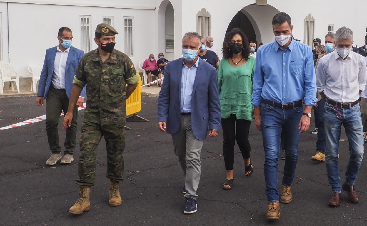 A la izquierda, de uniforme, el general Morón uno de los días en que acompañó al presidente Pedro Sánchez en La Palma. 