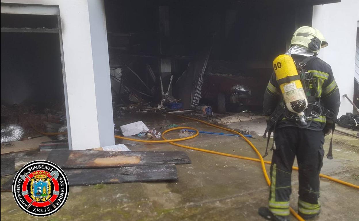 Bomberos de Santander extinguen un incendio en un local de la calle Honduras