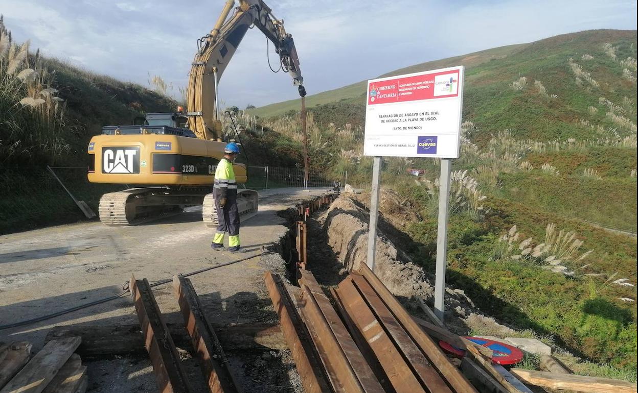 Comienzan los trabajos de reparación del argayo en el acceso a la playa de Usgo