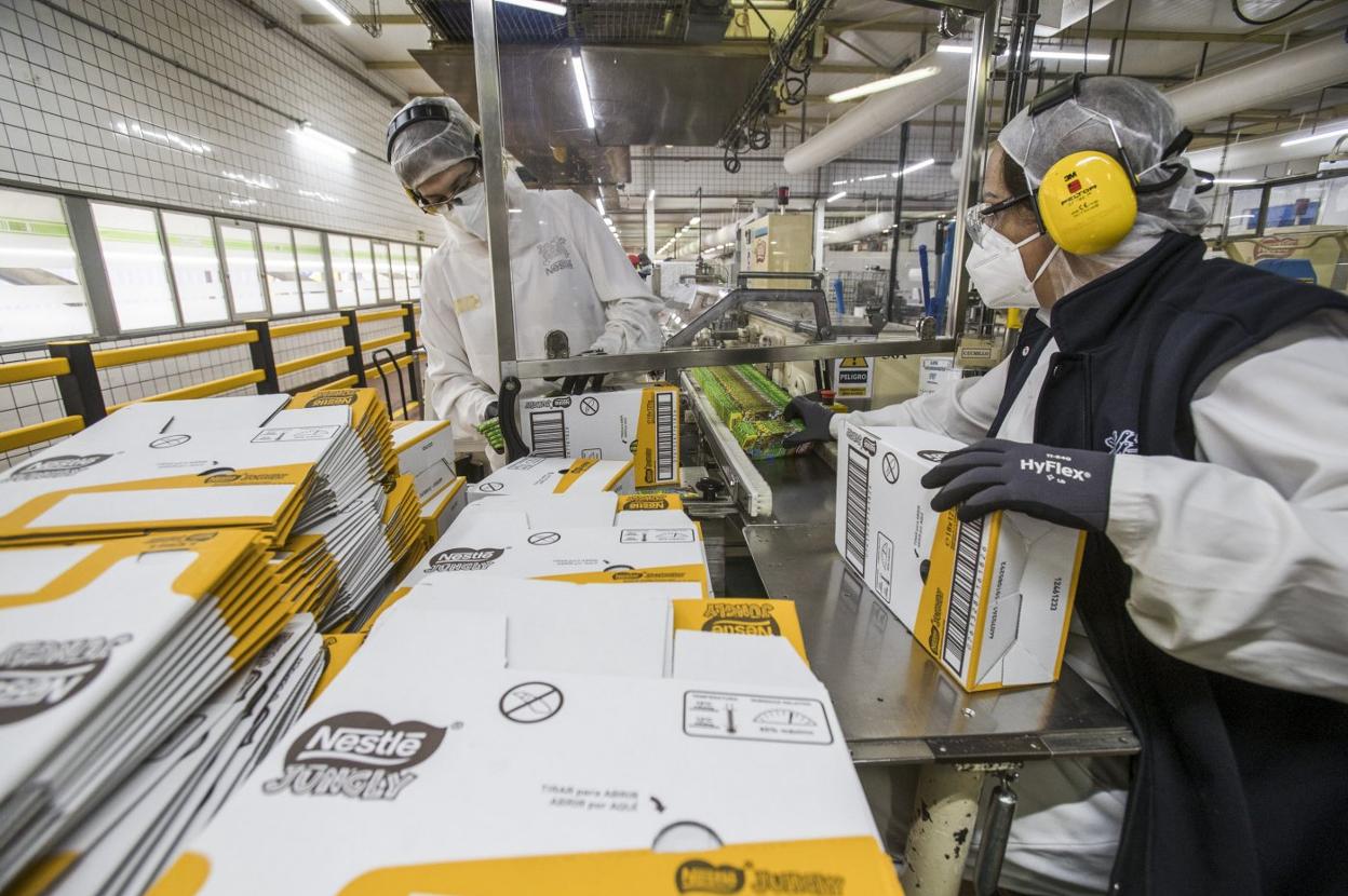 Trabajadores de la fábrica de Nestlé en la Penilla de Cayón. 