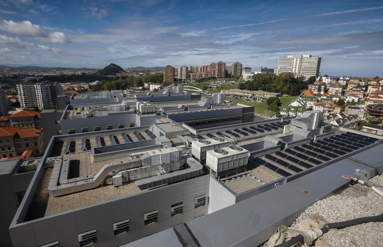 Las azoteas del edificio de las Tres Torres de Valdecilla, el lugar que señalan los informes técnicos como el más favorable para construir el futuro helipuerto. 