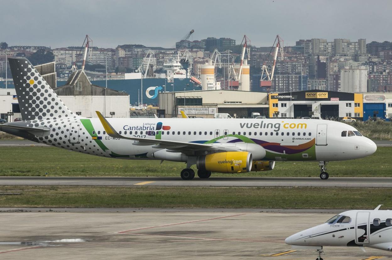 Imagen de archivo de un avión de Vueling sobre la pista del Seve Ballesteros.