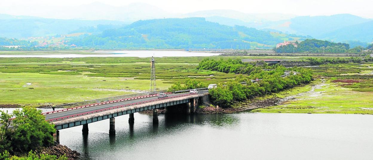 El paseo peatonal, en paralelo al vial, proporcionaría una perspectiva única de las Marismas de Santoña.