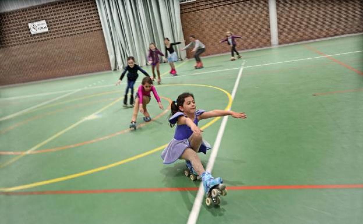 Alumnas de la escuela de patinaje en el pabellón polideportivo de Comillas. 