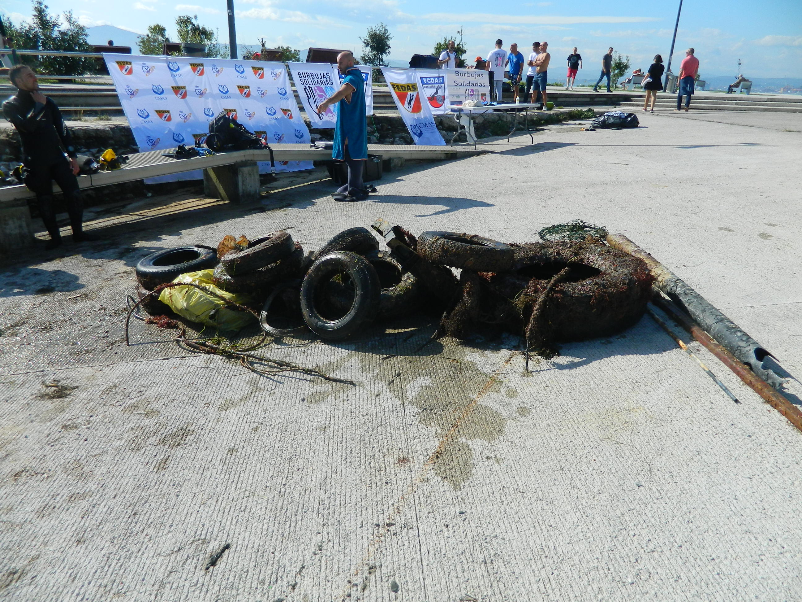 Fotos: Ruedas, escombros, botellas... los habitantes indeseables en el muelle de Santander