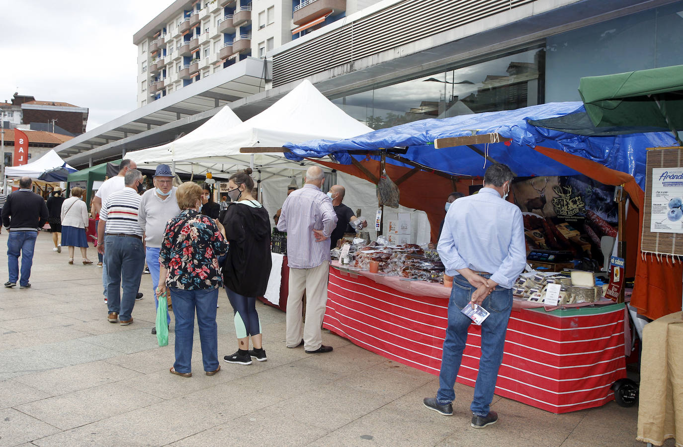 Fotos: Mercado agroalimentario y artesanal en Torrelavega