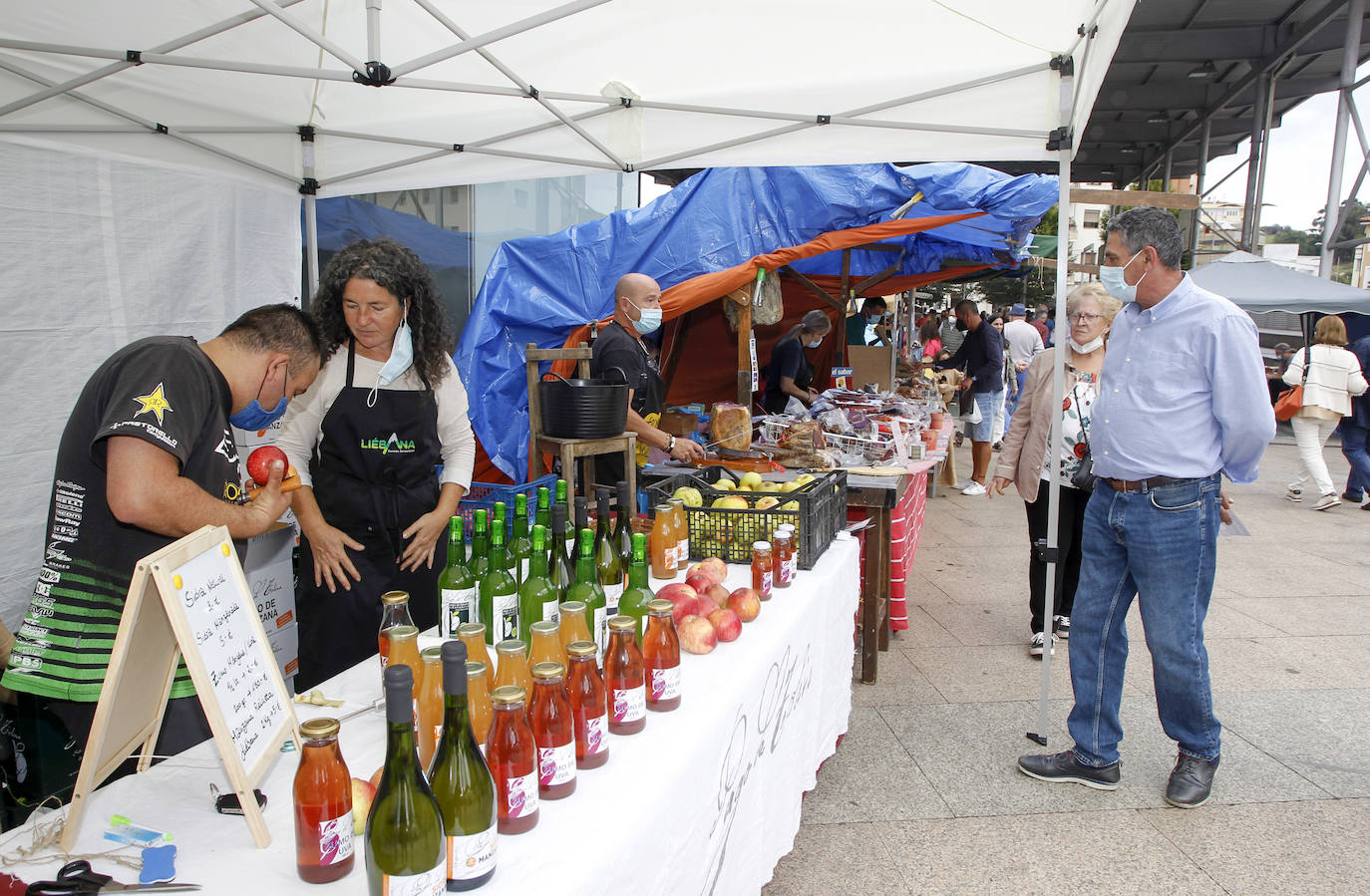 Fotos: Mercado agroalimentario y artesanal en Torrelavega