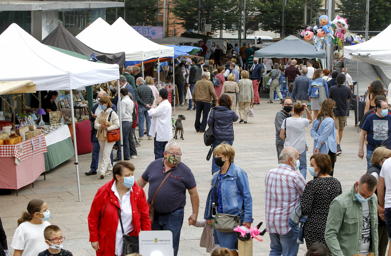 Fotos: Mercado agroalimentario y artesanal en Torrelavega