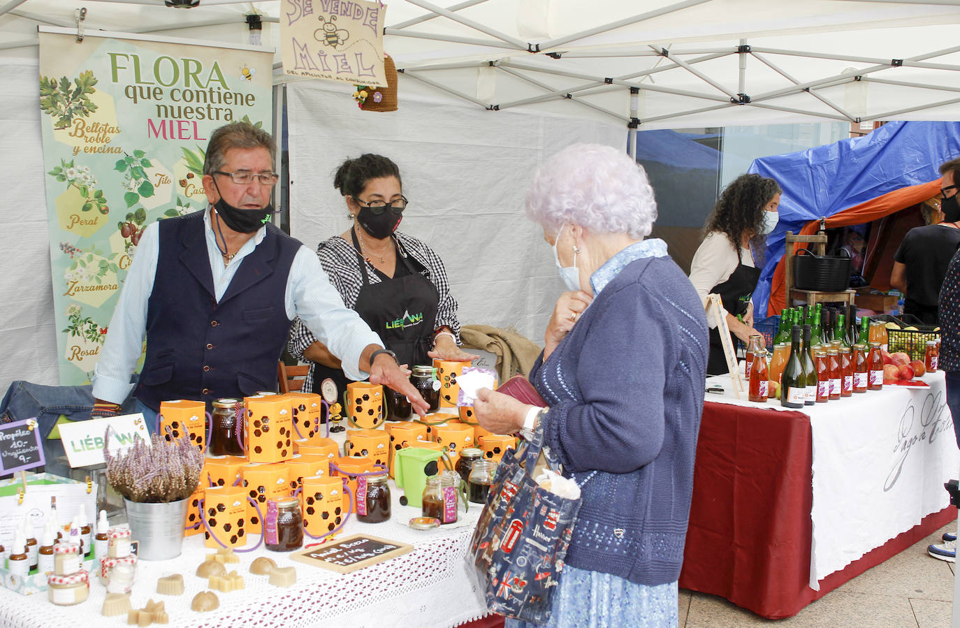 Fotos: Mercado agroalimentario y artesanal en Torrelavega