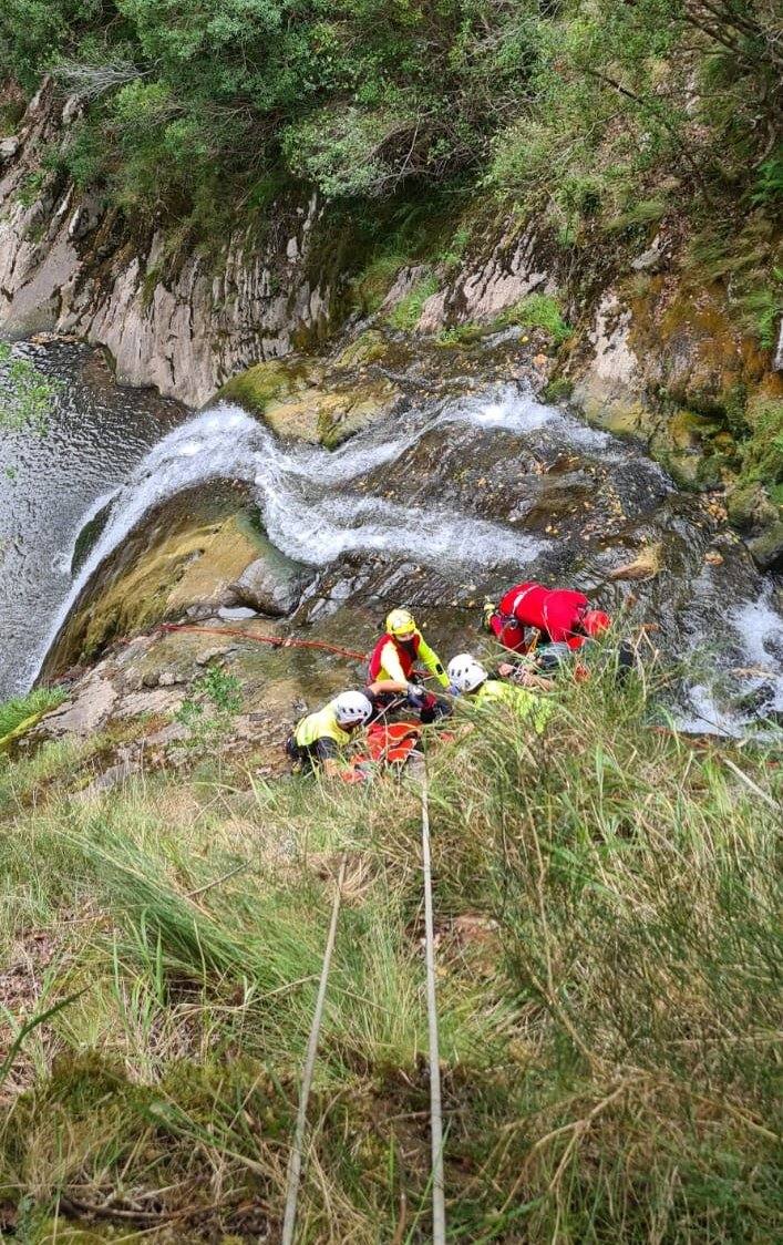 Fotos: Las imágenes del complicado rescate del menor accidentado en Peñarrubia