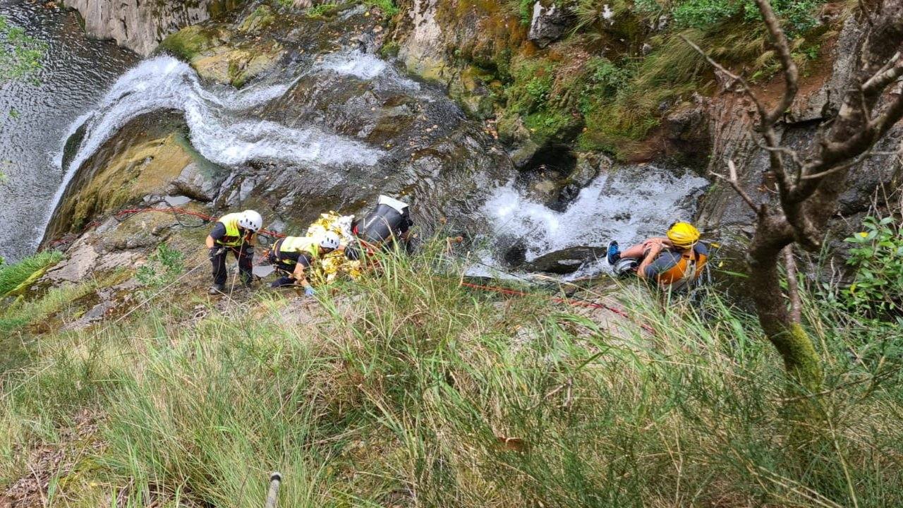 Fotos: Las imágenes del complicado rescate del menor accidentado en Peñarrubia