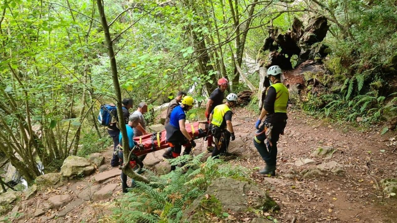 Fotos: Las imágenes del complicado rescate del menor accidentado en Peñarrubia