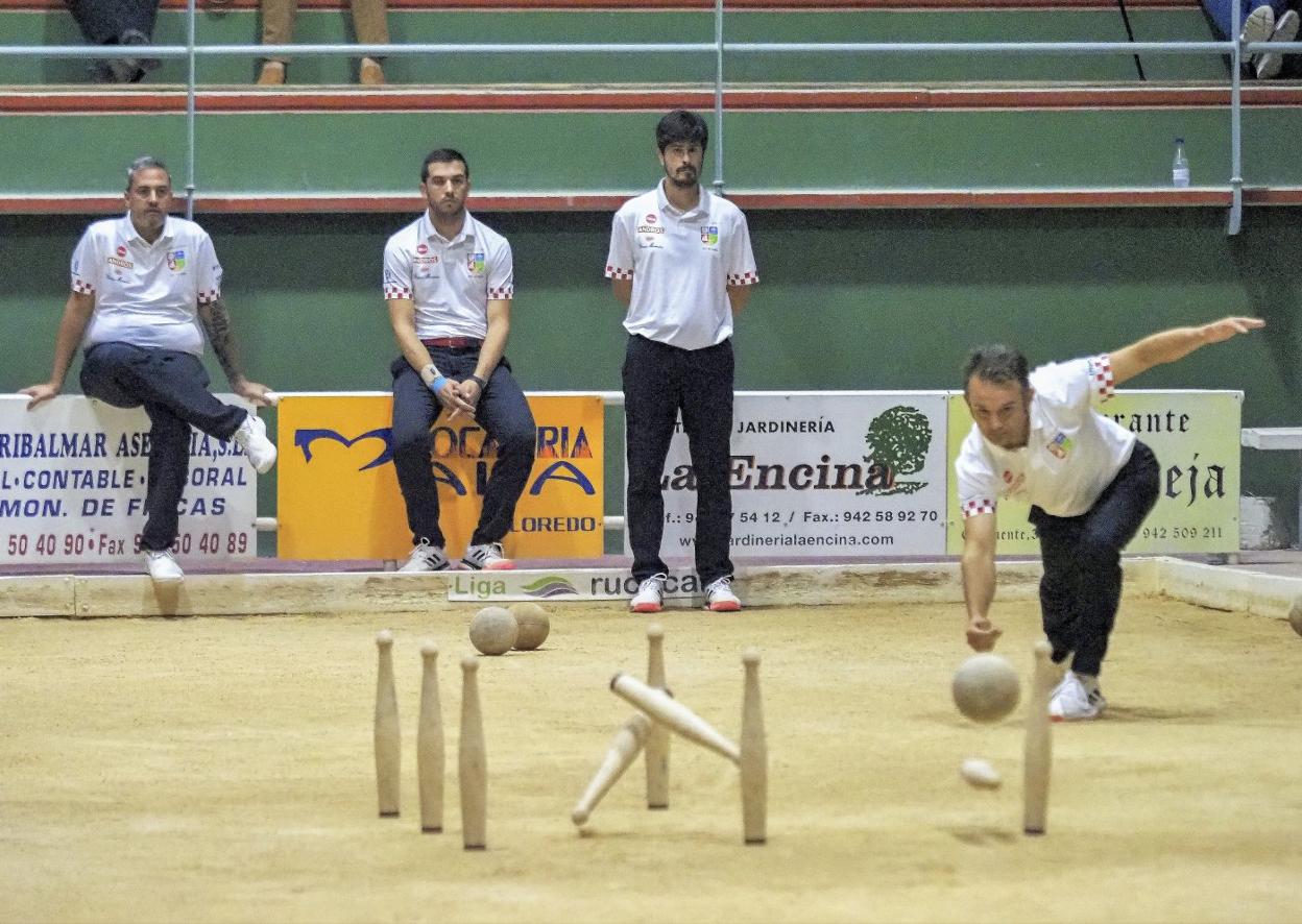 Óscar al birle para Andros durante el partido disputado en Loredo. Al fondo, Carlos García, Pablo Lavín y Mario Pinta. 