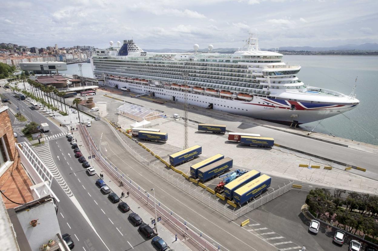 El crucero Azura durante su estancia en Santander en 2019. 