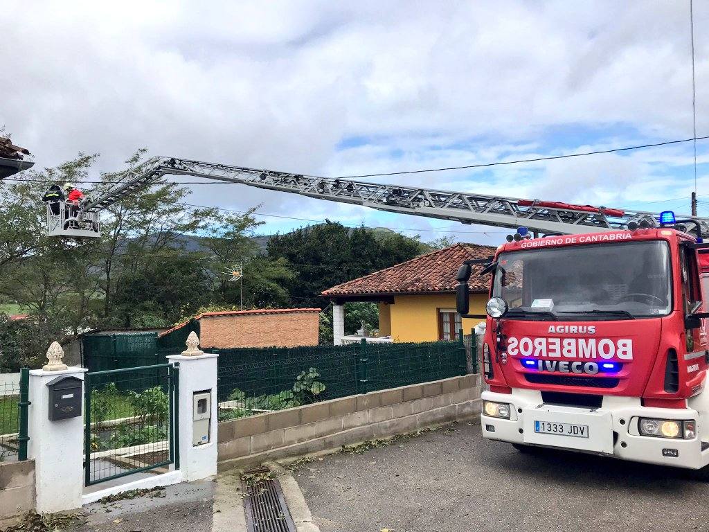 Fotos: Retirada de árboles y otros destrozos provocados por el viento