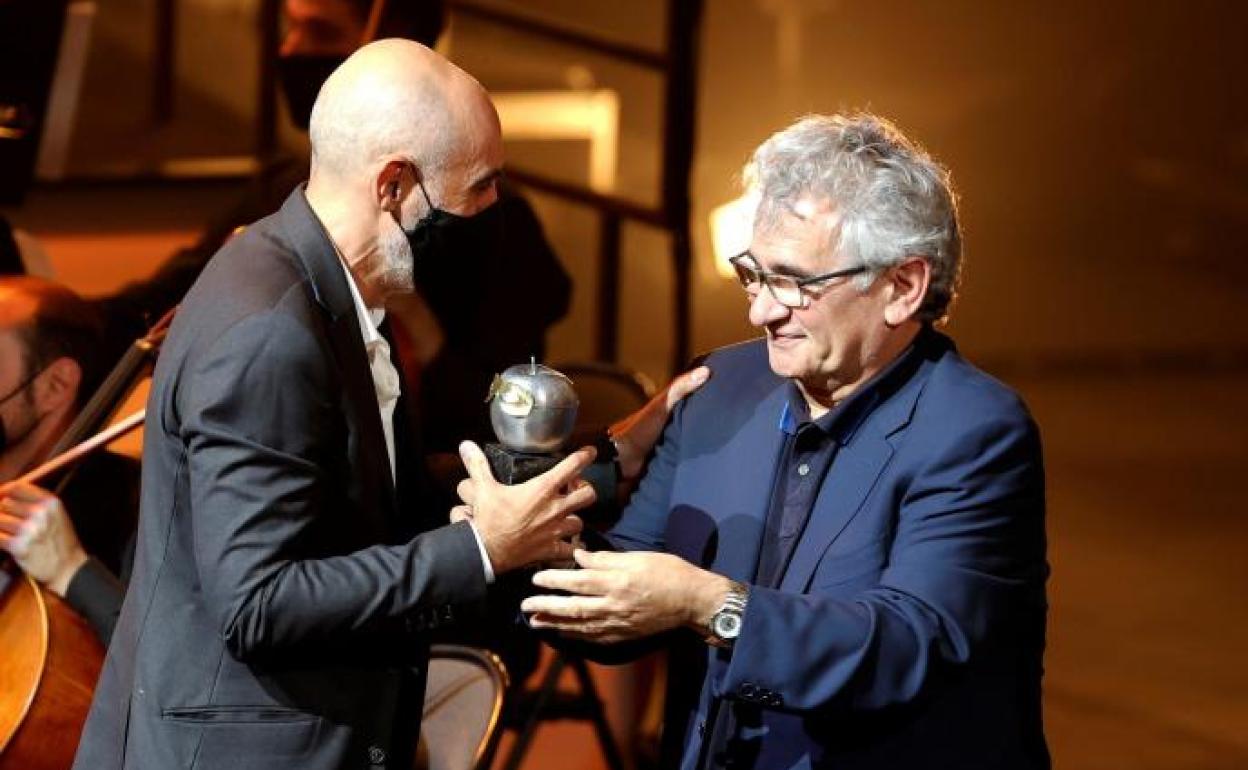 Alfredo Sanzol recoge uno de los Premios Max.