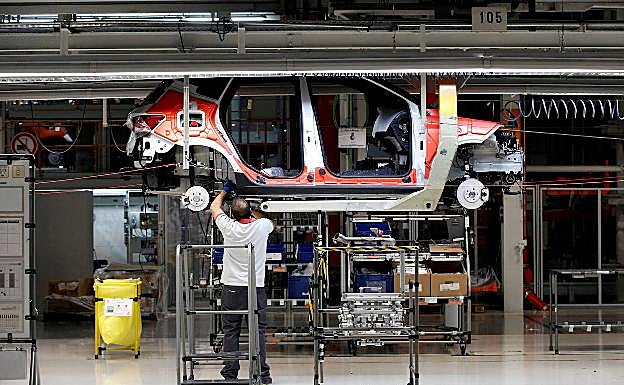 Empleado en la fábrica de Seat en Martorell 