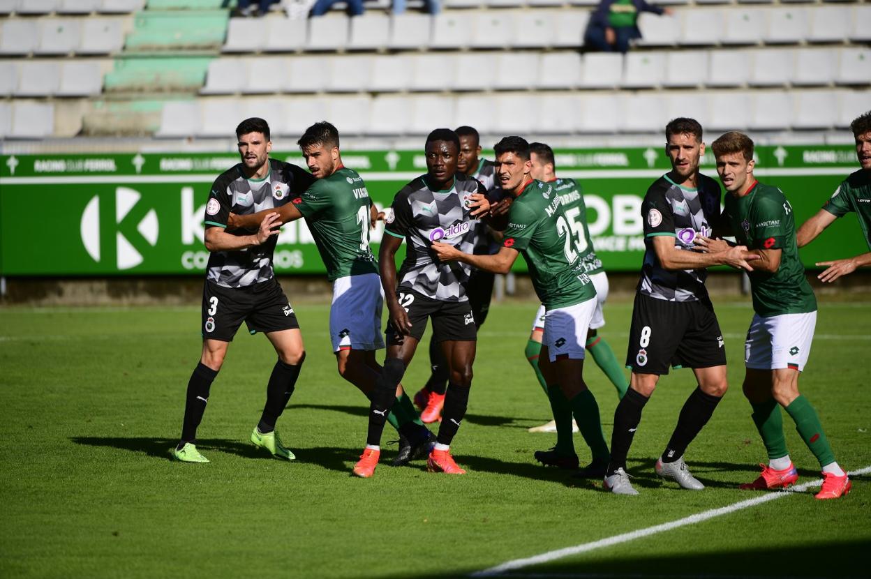 Eneko Satrústegui, Patrick Soko y Fausto Tienza, bien cubiertos por los jugadores del Racing de Ferrol. 