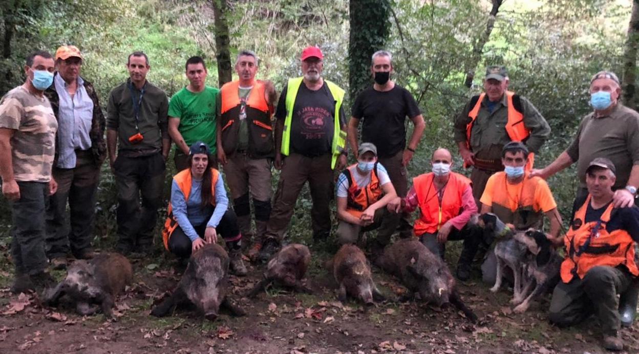 Integrantes de la cuadrilla de Ampuero, con los cinco jabalíes que abatieron en una cacería el pasado sábado. 