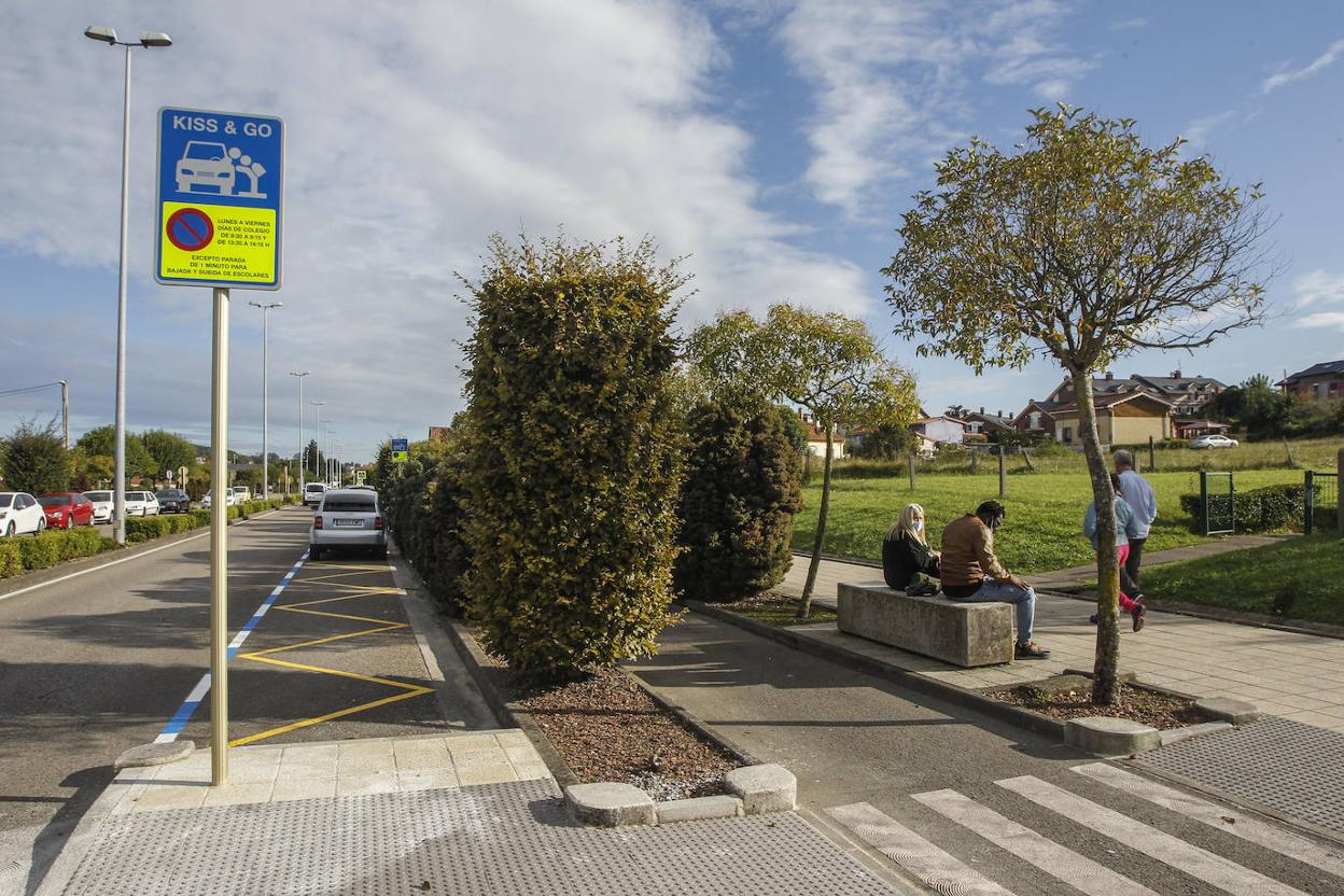 Medida pionera Zona Kiss & Go habilitada cerca de los colegios de Sierrapando. 