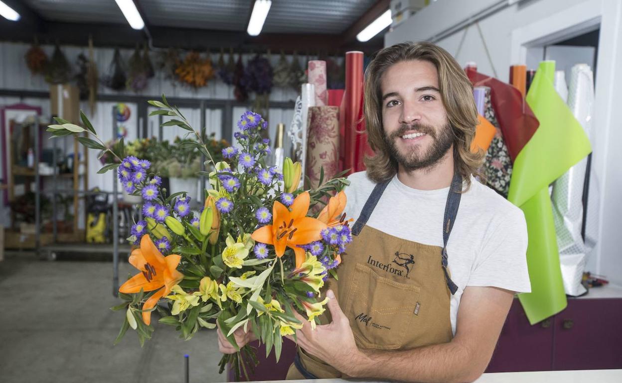 Pablo García posa con un ramo en Mora Floristas, ubicado en el polígono Trascueto de Revilla, en una imagen tomada en 2019.