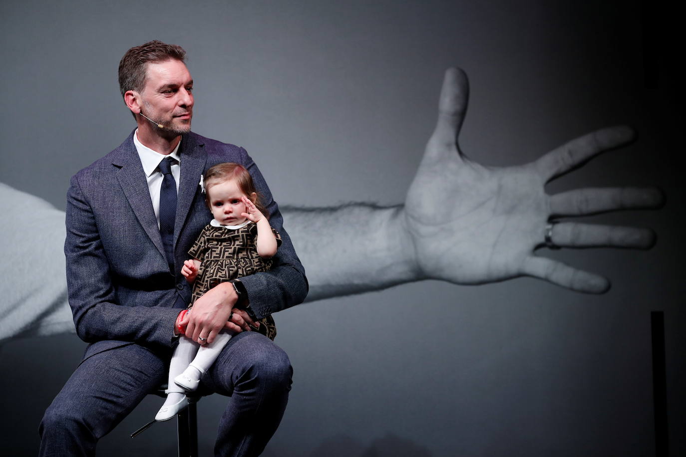 Gasol sostiene en brazos a su hija, durante la rueda de prensa en la que anunció su retirada del baloncesto profesional.