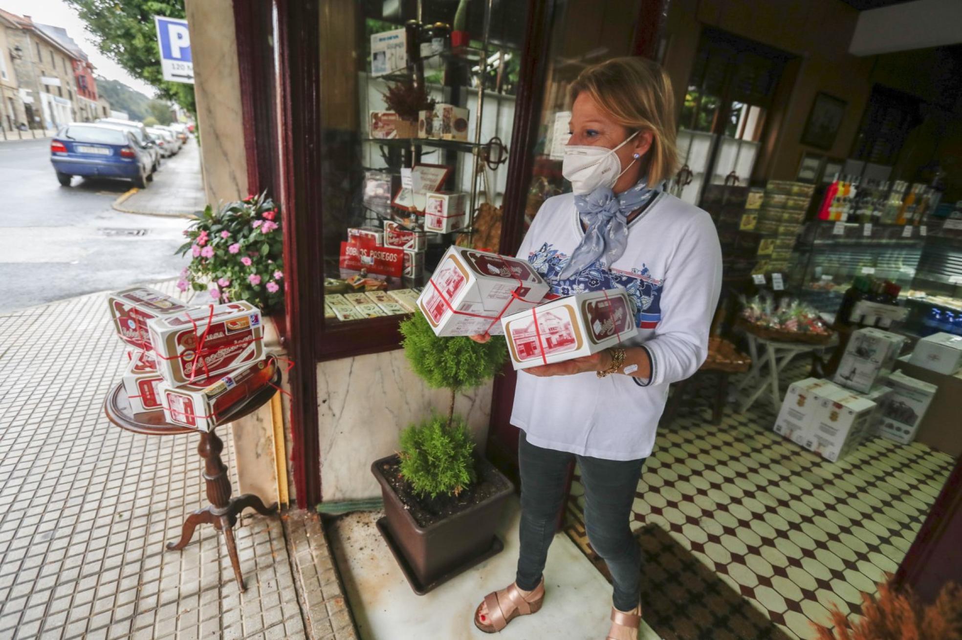 Gastronomía. Leonor Azcuénaga coloca un par de cajas de sobaos a la entrada de Casa Olmo, donde atiende. Alberto Aja