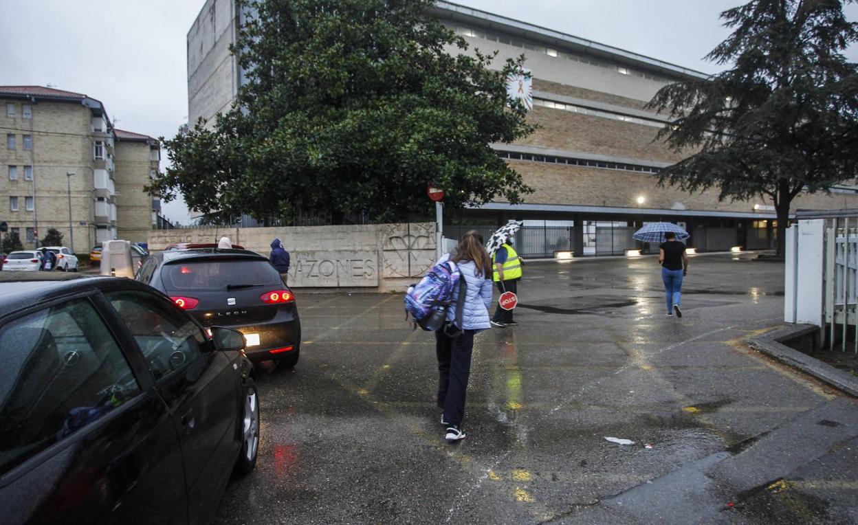 Coches parados a la puerta del colegio para dejar a los alumnos a la hora de entrada. 