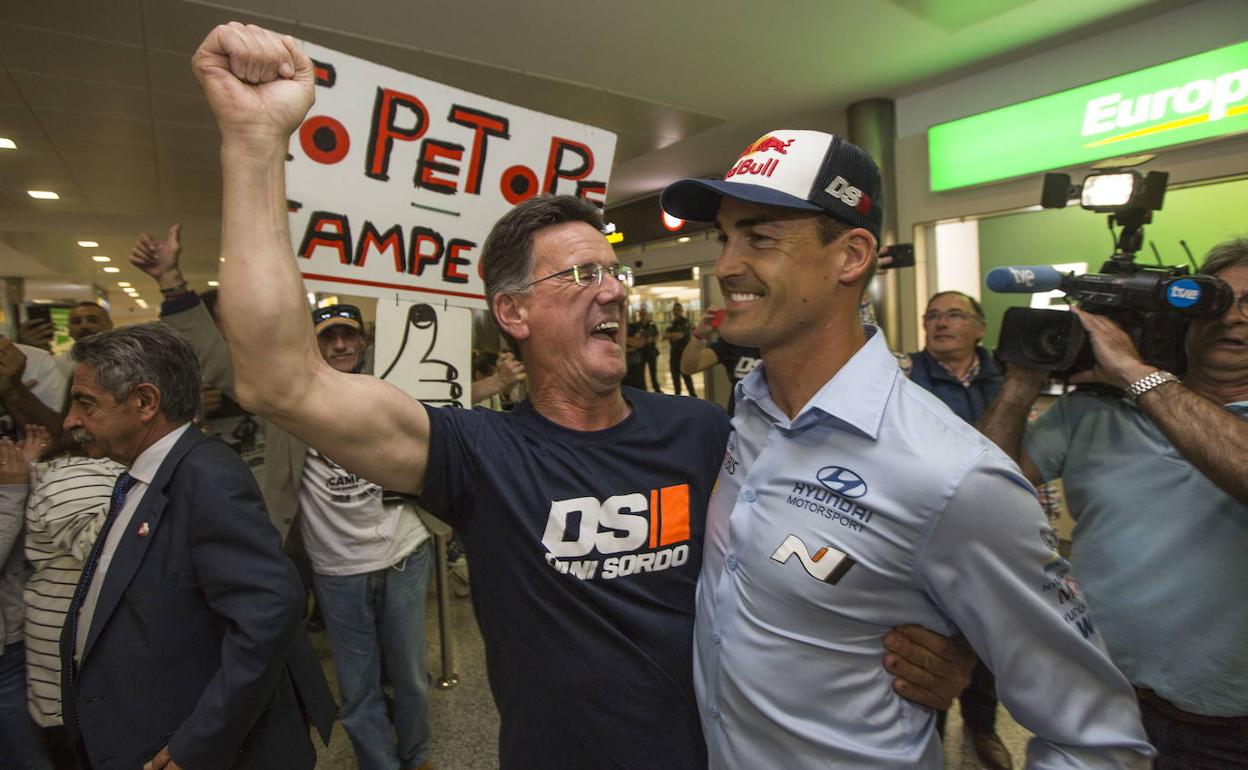 Imagen de junio de 2019 del recibimiento al piloto de rallyes Dani Sordo tras ganar el rally de Italia, Cerdeña, a su llegada al aeropuerto Seve Ballesteros. 