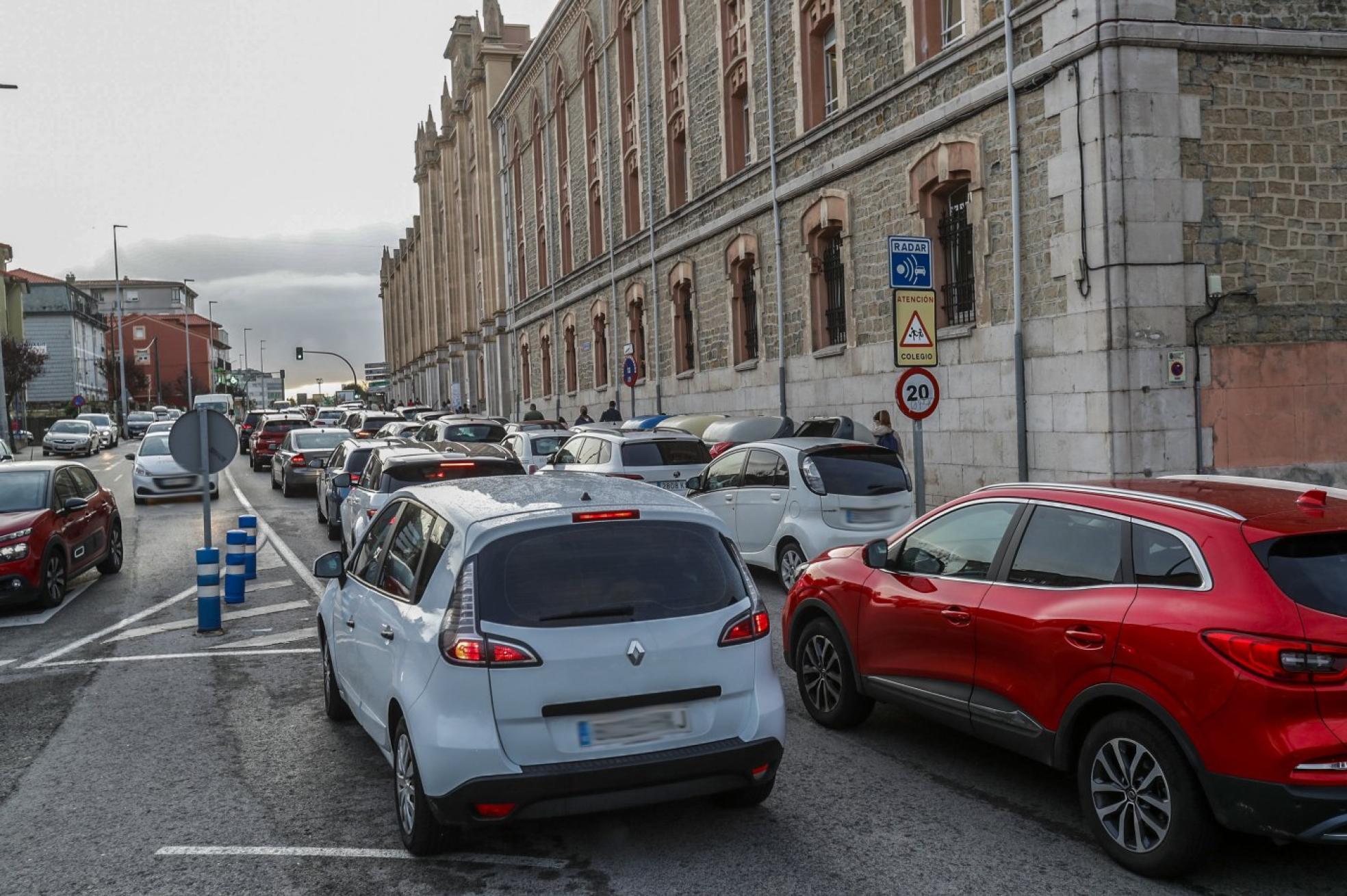 Los coches mal estacionados a la entrada del colegio Salesianos dificultan la circulación. 