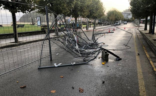 La oposición de Laredo critica que se mantenga el vallado del Edificio Tenis