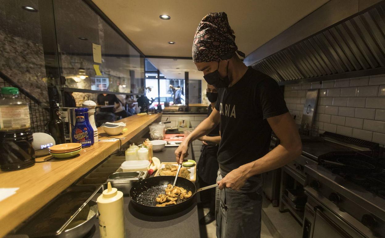 Las barras de bares y restaurantes volverán a tener clientes.