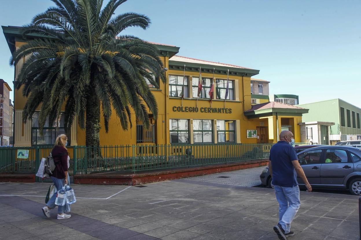 Vista exterior del colegio Cervantes, ubicado en el centro de Torrelavega. luis palomeque