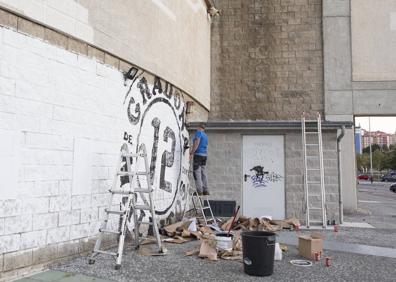 Imagen secundaria 1 - El plante del Racing quedará tatuado en la piel de los Campos de Sport