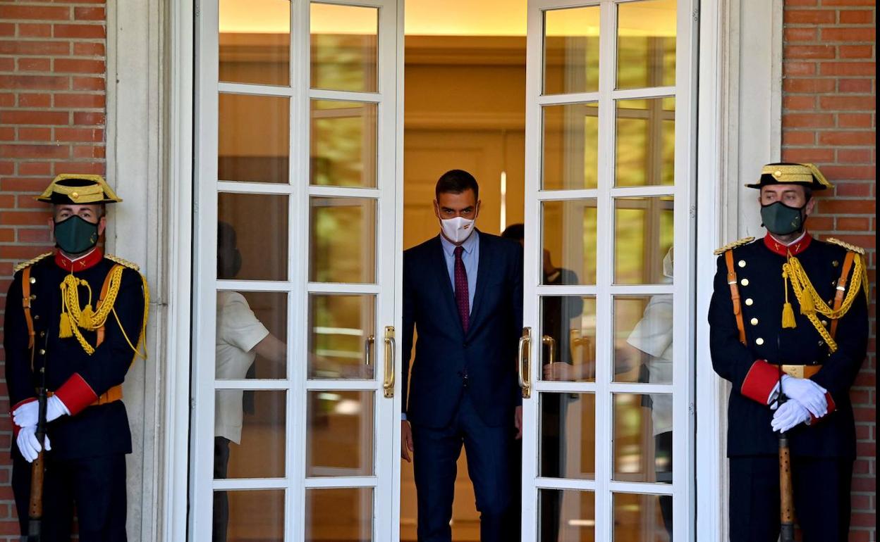 Sánchez cierra la puerta de la Moncloa tras recibir este viernes al secretario general de la OTAN, Jens Stoltenberg.