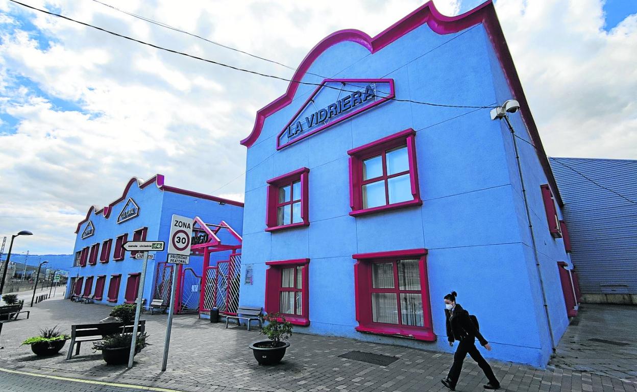 Una vecina camina frente al Centro Cultural La Vidriera, esta primavera, en el casco urbano de Maliaño-Muriedas (Camargo). 
