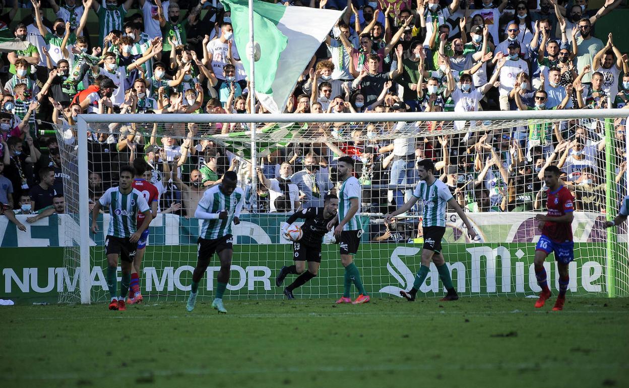 Puerta a cero. Miquel Parera, que debutó en Liga, cumplió con su cometido con una parada decisiva en los minutos finales. 