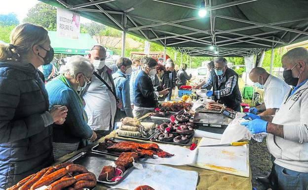 En Liérganes el mercado, que continua hoy, estuvo a tope de público. 