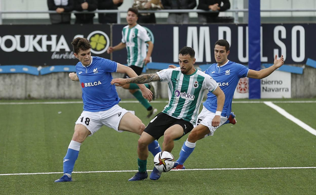 Iván Alonso, del Rayo, durante el choque ante el Ardoi.