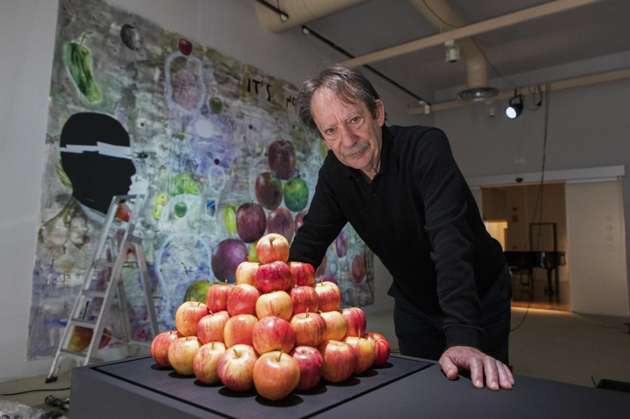 El pintor santanderino Eduardo Gruber, junto a las manzanas que fomarán parte de una vitrina, en el montaje de su nueva muestra.