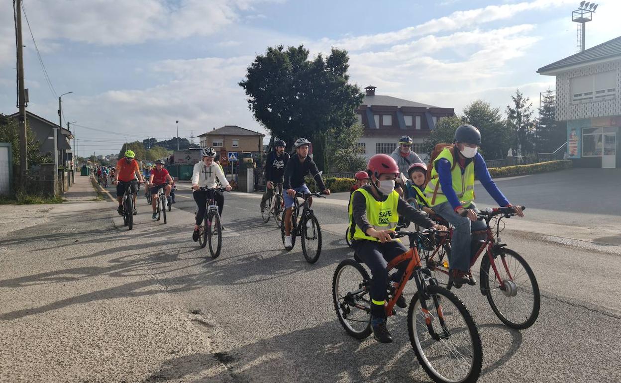 Medio millar de ciclistas recorren el municipio en el día de la Bicicleta de Camargo