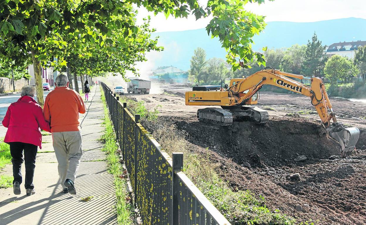 Los trabajos se centran desde hace varios días en el margen derecho del cauce, en el que se está retirando mucho material