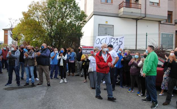 Concentración de vecinos frente a la vivienda ocupada.